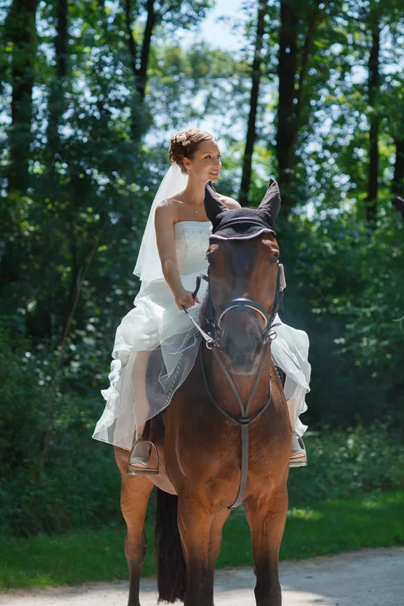 Paarshooting im Englischen Garten – die Braut auf dem Pferd